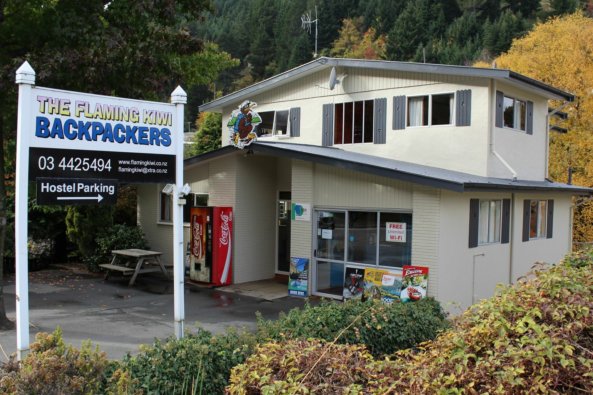 Albergue The Flaming Kiwi Backpackers Queenstown Exterior foto
